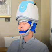 患者接受 Deep TMS 深層經顱磁刺激療程示意